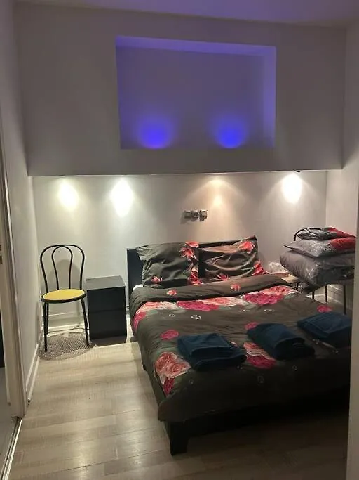 Superbe Appartement Avec Parking Gratuit Vaulx-en-Velin 0*,  Francie